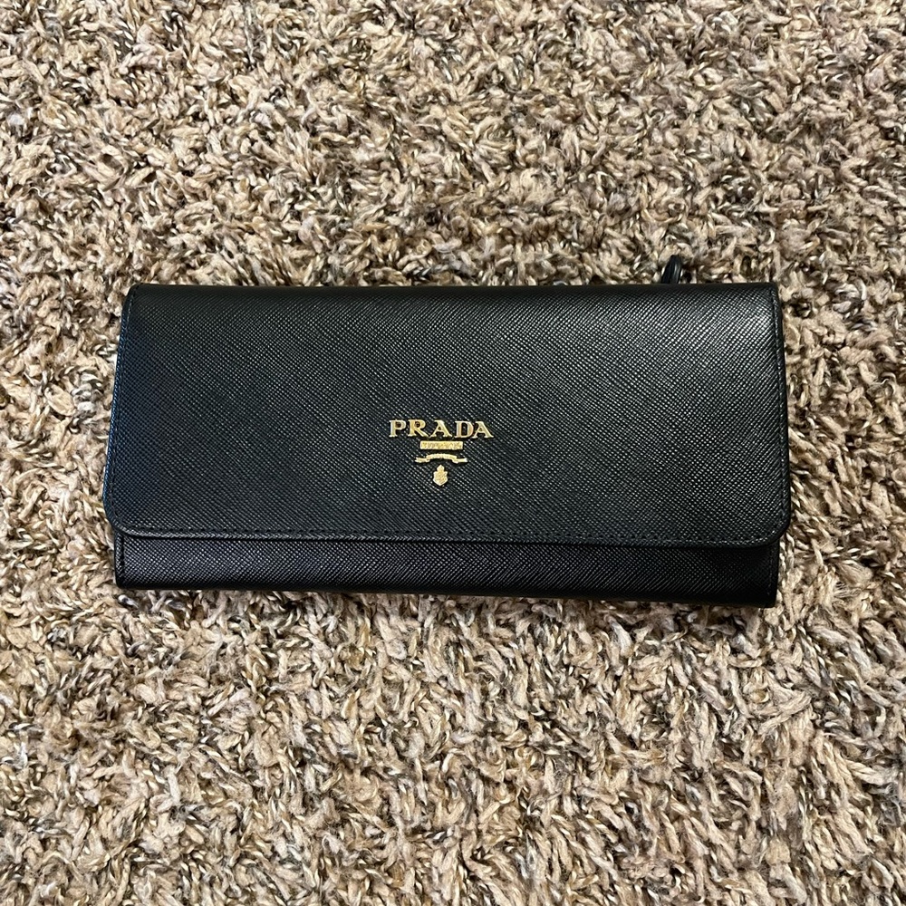 PRADA wallet 100%authentic EUC